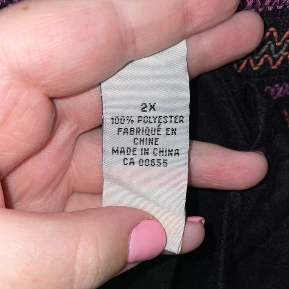 Pennington’s Black Tee with Ruched Stitching Design - Picture 5 of 5